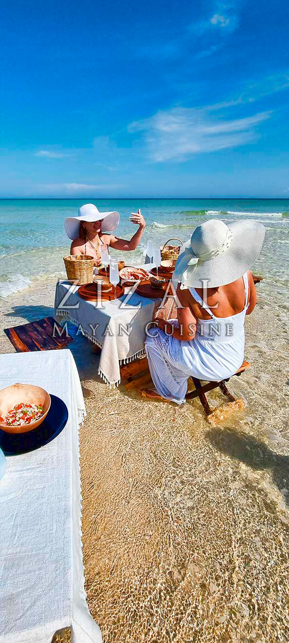Mesa luxury Zizal Mayan Cuisine · vajilla artesanal y cubiertos dorados